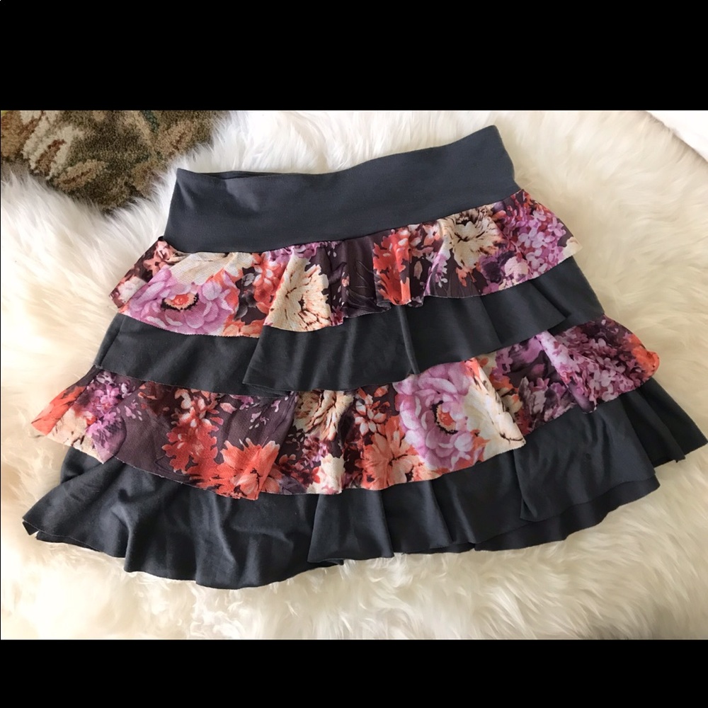 Chilé | Multi-tiered Grey Floral | Flouncy | Mini A-Line Skirt | EUC | L